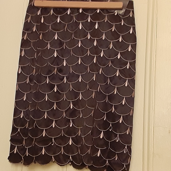 Patterned Skirt With Small Crystals - Picture 2 of 4
